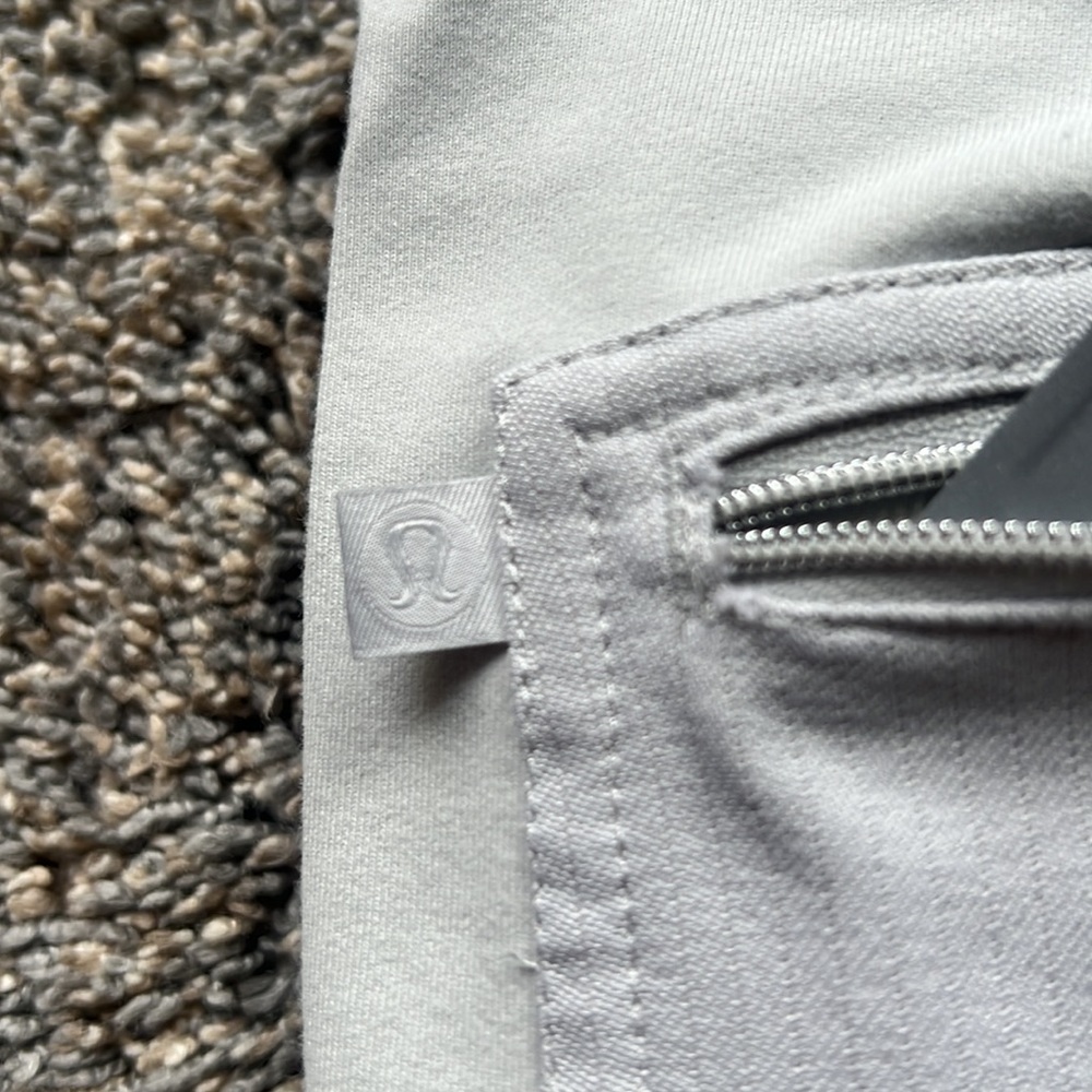 Lululemon dual pants, with reflective pocket flap - Picture 4 of 7
